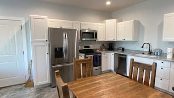 雪櫃、微波爐、焗爐、爐具