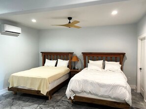 1 habitación, tabla de planchar con plancha y cuna de viaje