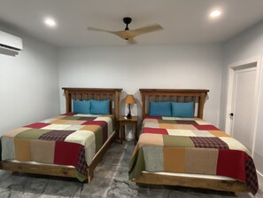 1 quarto, ferros/tábuas de passar roupa, berço de viagem