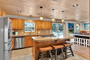 Jääkaappi, mikroaaltouuni, uuni, liesi