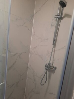 Towels, toilet paper - Flat Bangoua (Abstatt)