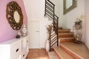 Interior - V Centenario free parking by Staycare (Rota)