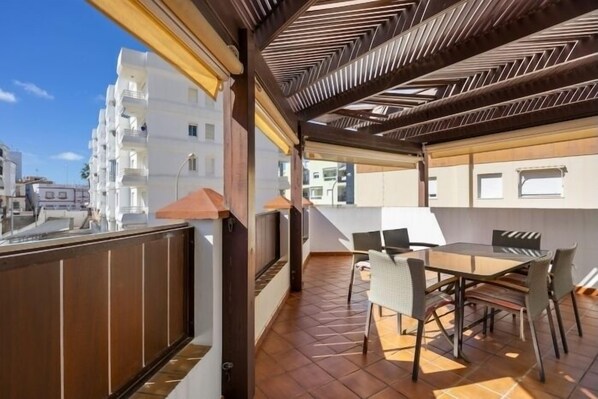 Outdoor dining - V Centenario free parking by Staycare (Rota)