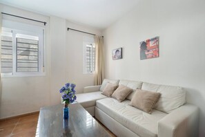 TV - Esperanza free parking by Staycare (Rota)