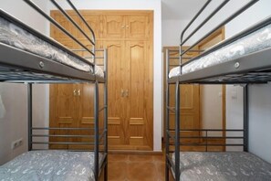 3 bedrooms, iron/ironing board, internet, bed sheets