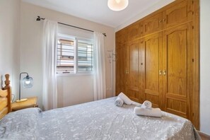 3 bedrooms, iron/ironing board, internet, bed sheets
