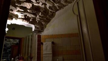 Een douche, een haardroger, handdoeken, zeep