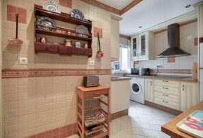 Kühlschrank, Mikrowelle, Ofen, Wasserkocher mit Kaffee-/Teezubehör