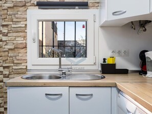 Fridge, microwave, dishwasher, coffee/tea maker