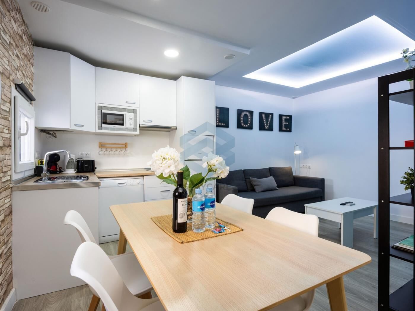 Frigorífico, microondas, lavavajillas y cafetera o tetera