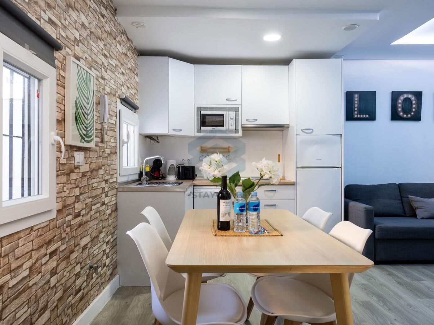 Refrigerador, microondas, lavavajillas y cafetera y tetera 