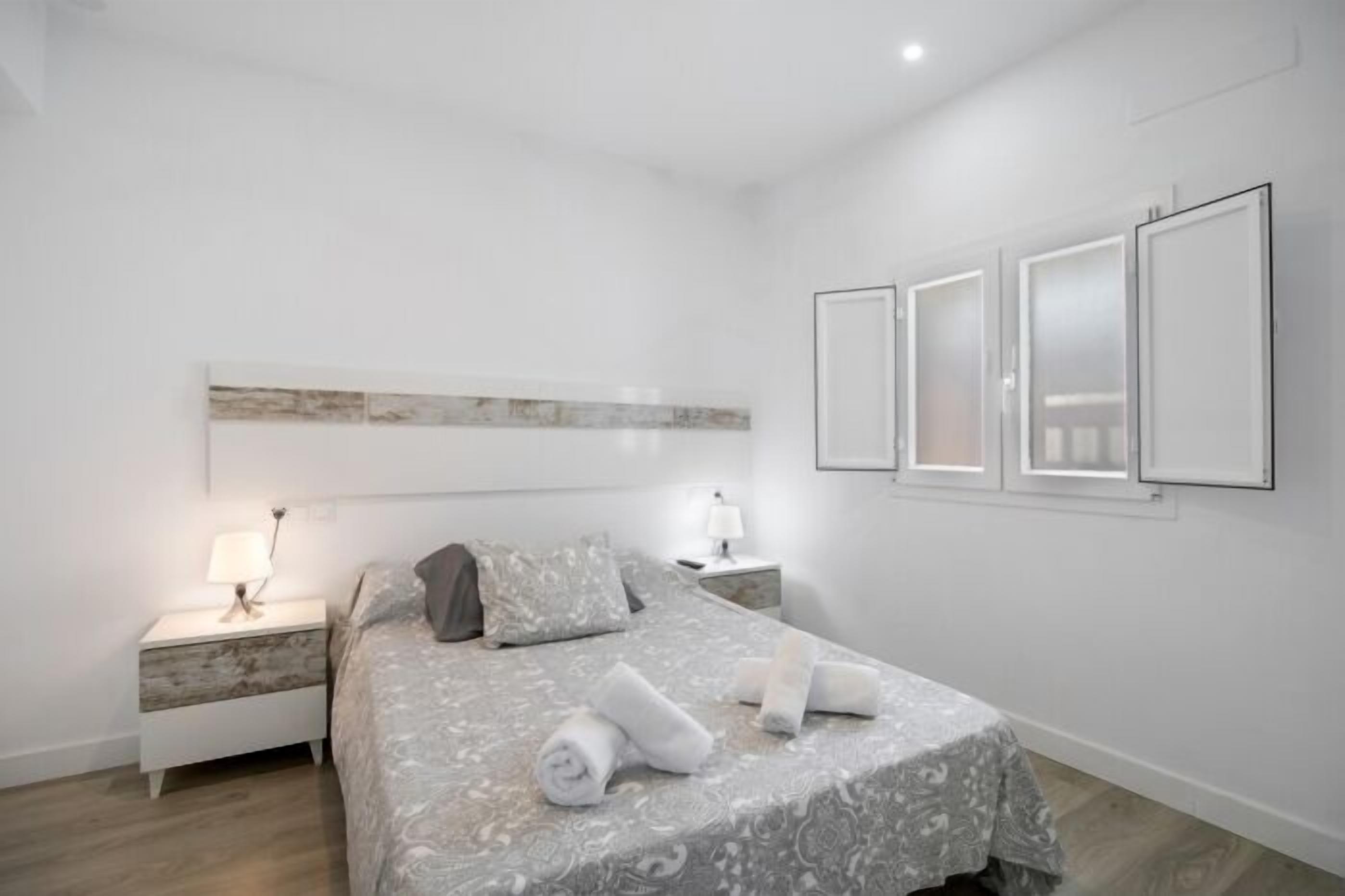 2 室のベッドルーム、アイロン / アイロン台、インターネット、ベッドシーツ