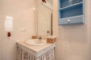 Bathroom - El Paraíso del Golf free parking by Staycare (Rota)