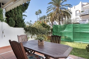 Outdoor dining - El Paraíso del Golf free parking by Staycare (Rota)