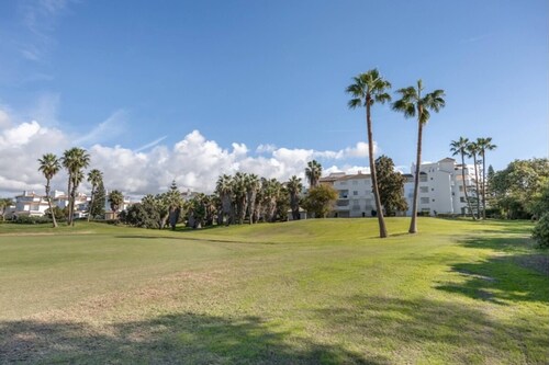 Paraíso de golf free parking by Staycare