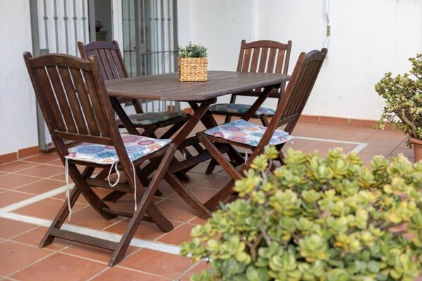 Outdoor dining - El Paraíso del Golf free parking by Staycare (Rota)