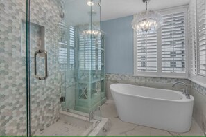 Een douche, een haardroger, handdoeken