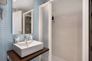 Shower, hair dryer, towels