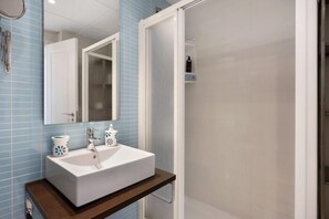 Douche, séchoir à cheveux, serviettes fournies