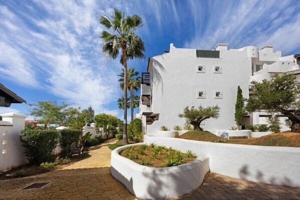 Property grounds - Budha Candor free parking by Staycare (Rota)