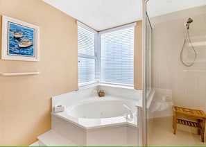 Douche, baignoire à jets, sèche-cheveux, serviettes fournies