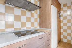 Kylskåp, mikrovågsugn, kaffe- och tebryggare och brödrost