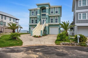 Exterior - Beach Villa DOG FRIENDLY, Water Views Sleeps 12 + Kayaks Bikes/OPTIONAL CARTS (Navarre Beach)