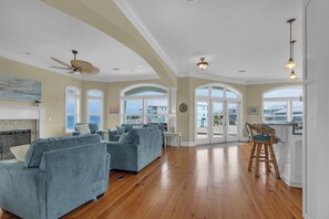 Smart TV, books - Beach Villa DOG FRIENDLY, Water Views Sleeps 12 + Kayaks Bikes/OPTIONAL CARTS (Navarre Beach)