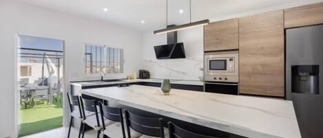 Kjøleskap, mikrobølgeovn, ovn og oppvaskmaskin