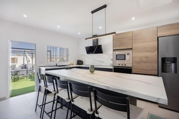 Fridge, microwave, oven, dishwasher - Ático Castelar by Staycare (Rota)