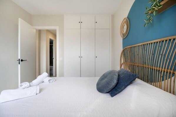 4 habitaciones, tabla de planchar con plancha, internet y ropa de cama 