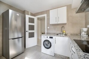Kühlschrank, Mikrowelle, Geschirrspüler