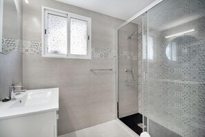 Een douche, een haardroger, handdoeken