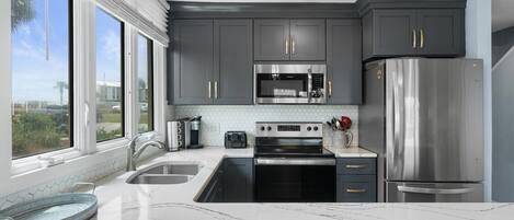 Réfrigérateur, four à micro-ondes, un four, surface de cuisson