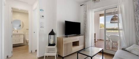 2 slaapkamers, een strijkplank/strijkijzer, internet, beddengoed