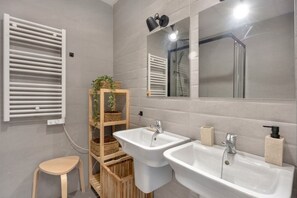 Shower, hair dryer, towels - Nerea Rota free parking by Staycare (Rota)