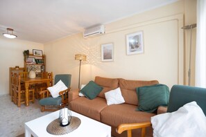 Living area - Sorolla rota free parking by Staycare (Rota)