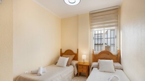 3 chambres, fer et planche à repasser, lit de bébé portatif