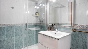Douche, séchoir à cheveux, bidet