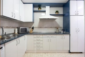 Fridge, microwave, coffee/tea maker, toaster - Sorolla rota free parking by Staycare (Rota)