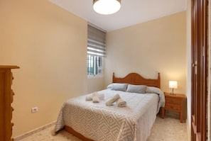 3 bedrooms, Internet, bed sheets - Sorolla rota free parking by Staycare (Rota)