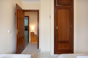 3 bedrooms, Internet, bed sheets - Sorolla rota free parking by Staycare (Rota)