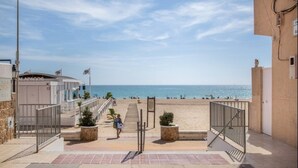 A beachside walkway leading to a sandy beach with a clear view of the sea. - Écija Playa Rota by Staycare (Rota)