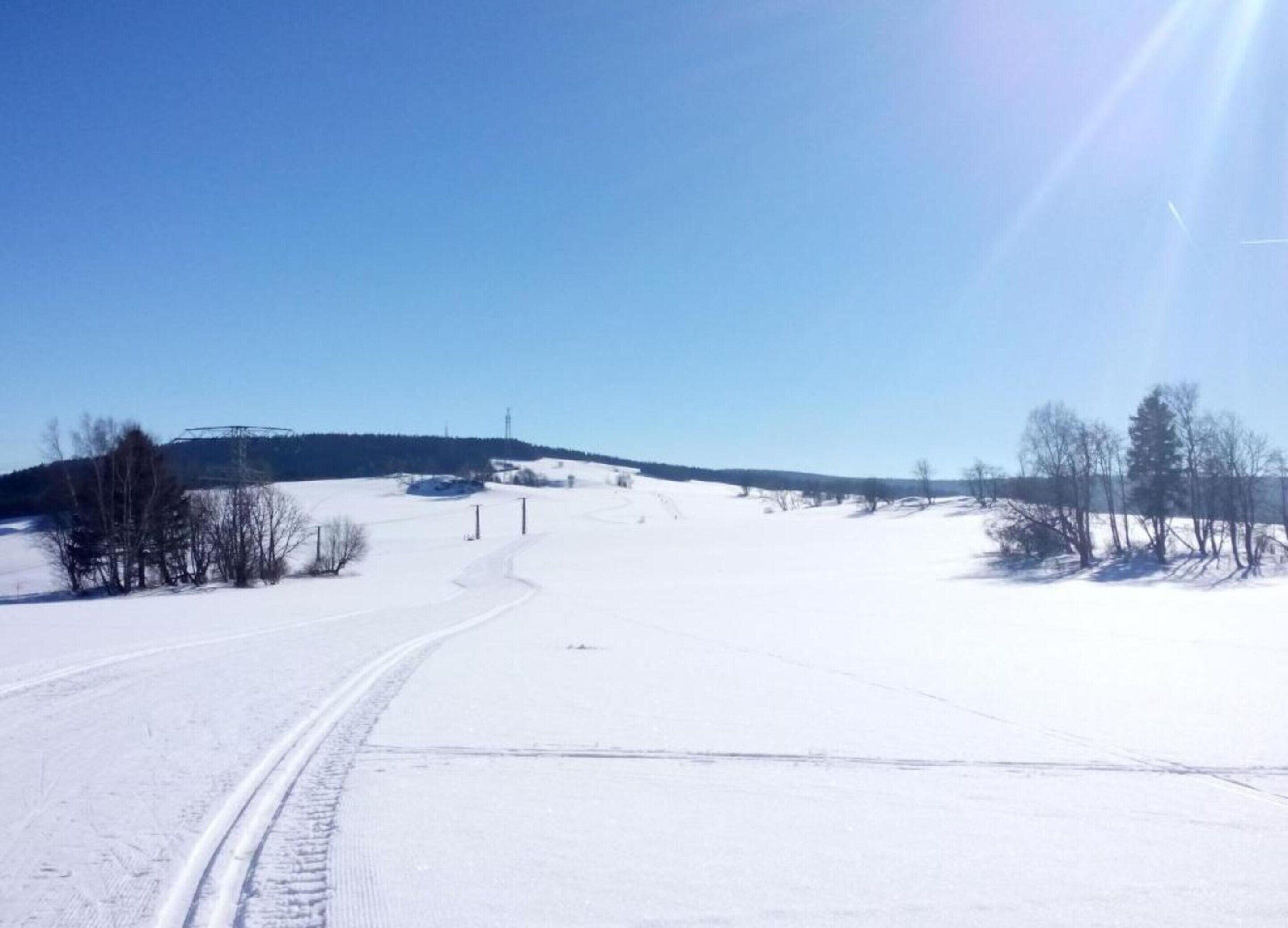 Ett snötäckt landskap med en klar himmel.