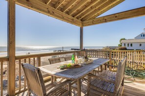 Outdoor dining - Spacious 7-bedroom oceanfront home on Folly Beach with breathtaking views, large (Folly Beach)