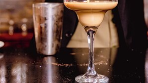 A bartender pouring a drink into a glass with a salted rim. - Eklôfè Bungalows Hôtel  (Yamoussoukro)