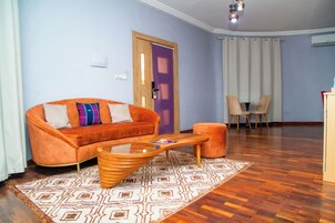 Suite, vistas al jardín | Salón ejecutivo