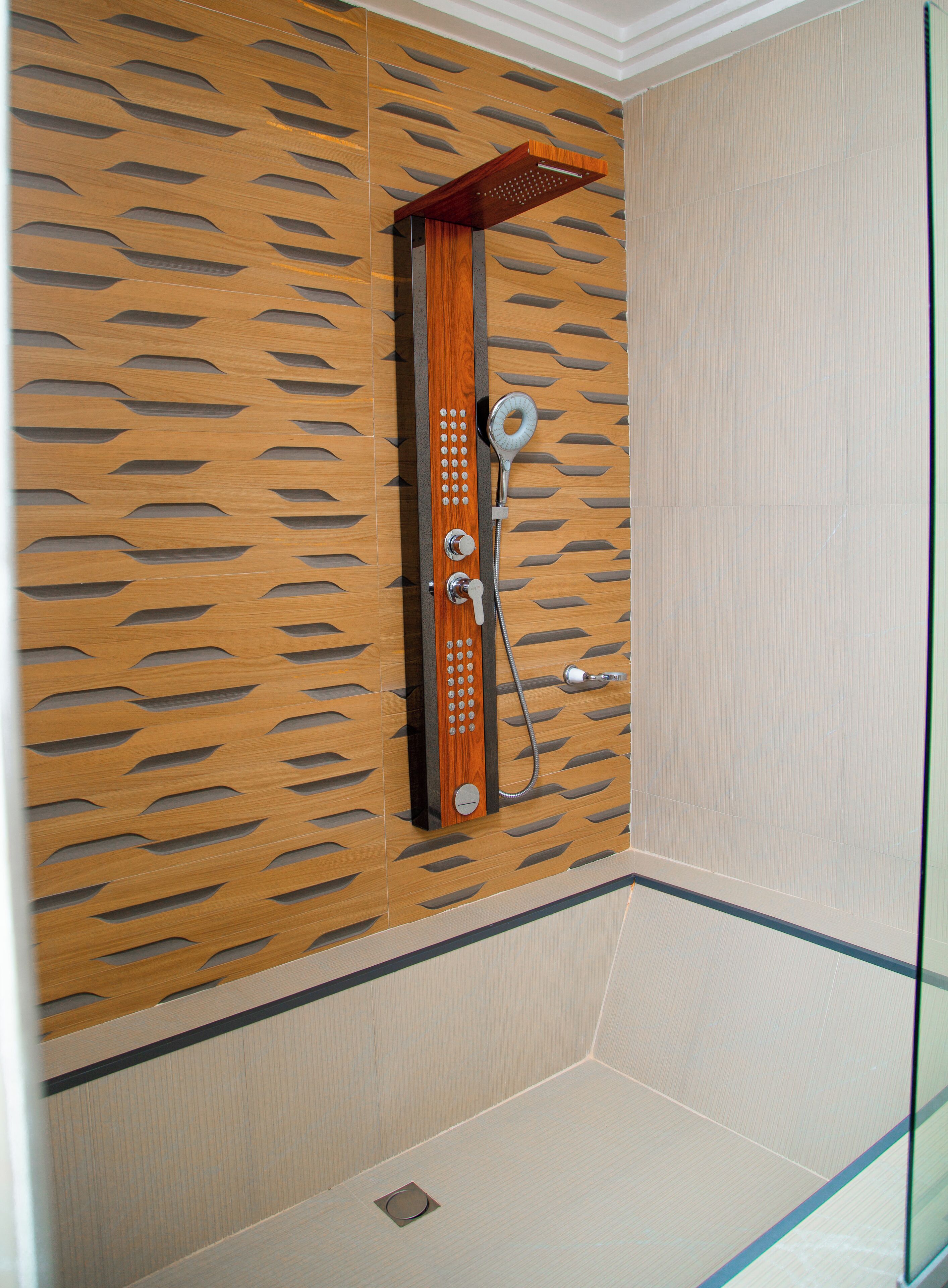Eine moderne Duschkabine mit Holzpaneelen und einer integrierten Regendusche.
