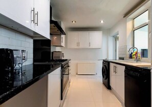 House | Private kitchen | Fridge, microwave, oven, stovetop - Reading - 3-bed House - Sleeps 6 - Garden - Wifi (Reading)