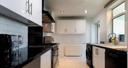 Reading - 3-bed House - Sleeps 6 - Garden - Wifi